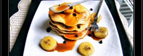 Pancakes aux pépites de chocolat & bananes rôties, accompagnées de leur petite sauce au caramel-rhum