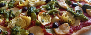 Pizza brocolis, coeurs d’artichauts et fromage (Vegan)