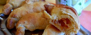 Petits croissants feuilletés aux poires, abricots et amandes (Vegan)